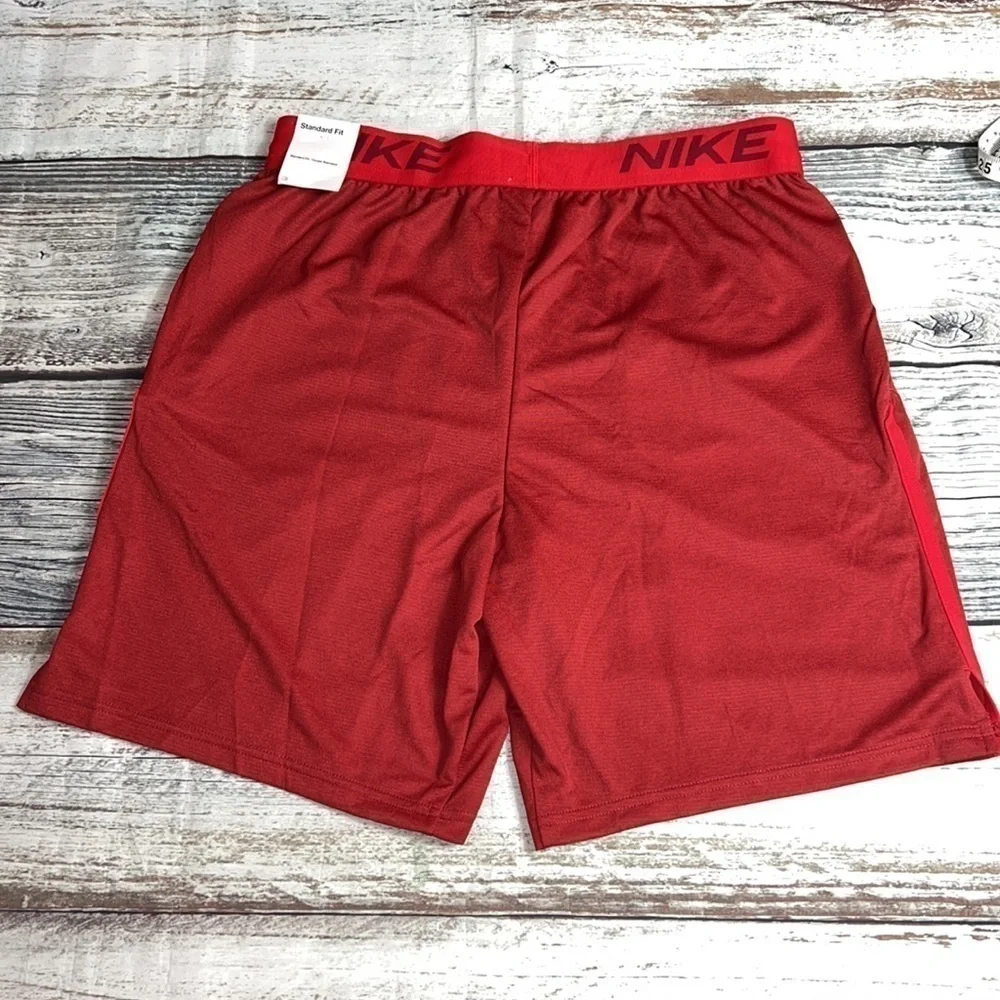 Nike Men’s Crimson Red Standard Training Shorts SZ L Zipper Pocket/Pull-String